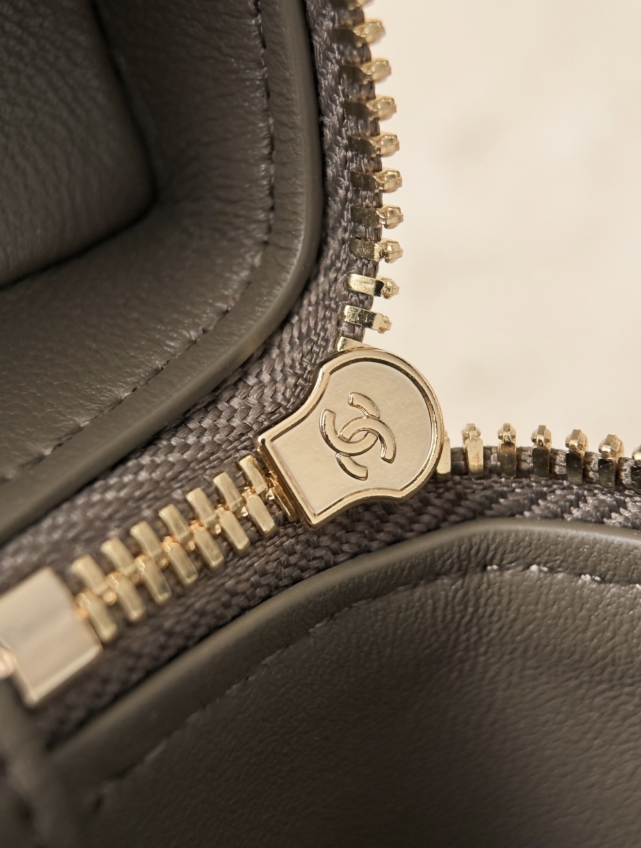 Vanity - Gold — صورة 6 من 9
