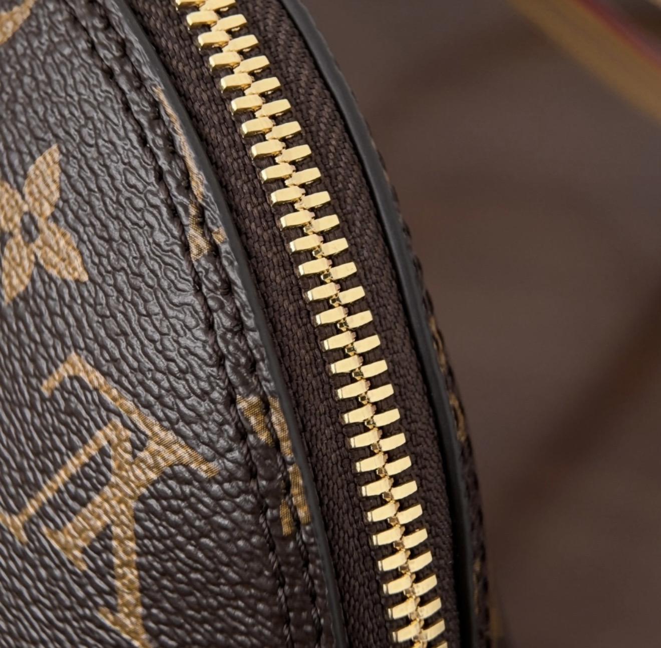Alma Bowling - Monogram — صورة 2 من 9