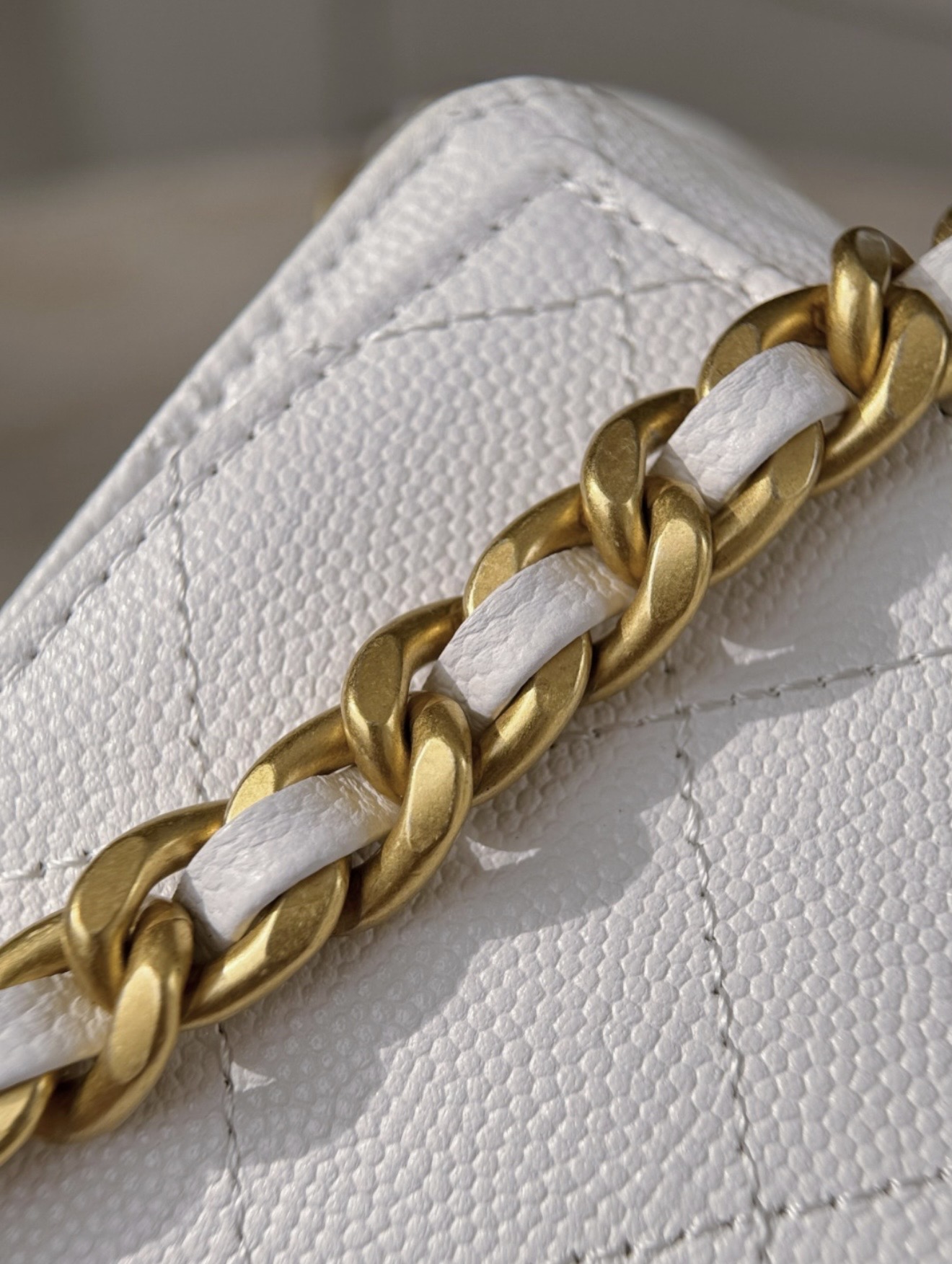 Chanel 25 - white — صورة 8 من 9